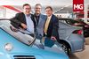Mengelers Automotive Limburg nieuwsberichten - Harry en Leo Mengelers dragen het stokje over aan Brian Italiaander